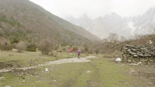 Pareja caminando entre las montañas de Nepal . — Vídeo de stock