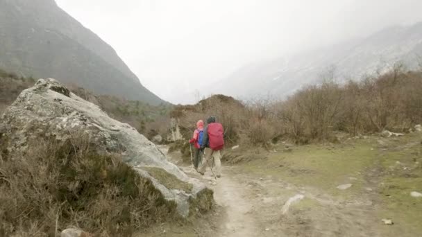 ネパールの山の中で歩くカップル. — ストック動画