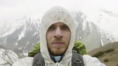 Nepal dağlarda genç adam. Manaslu devre trek, 4500 m yüksekliği.