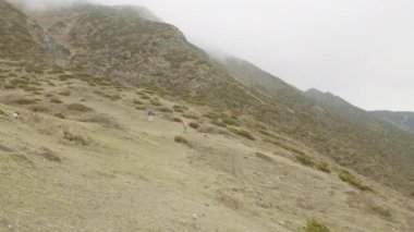 Nepal trekking Larke geçişte iki backpackers. Manaslu alan.