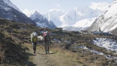 Nepal trekking Larke geçişte iki backpackers. Manaslu alan.