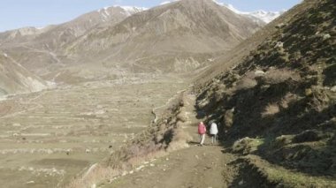 Nepal trekking Larke geçişte iki backpackers. Manaslu alan.