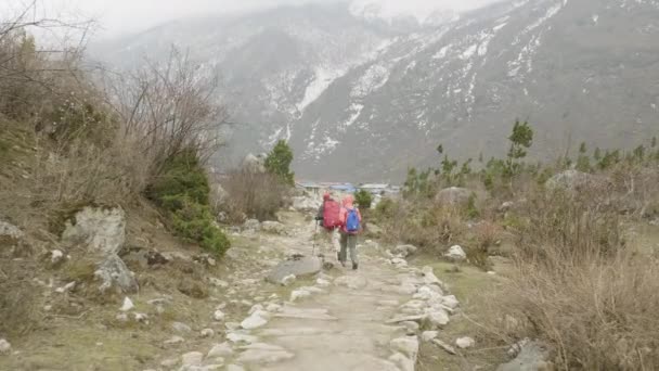 Caminhada de casal entre as montanhas do Nepal . — Vídeo de Stock