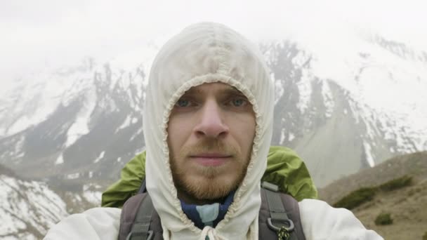 Young man in the mountains of Nepal. Manaslu circuit trek, 4500 m altitude. — Stock Video