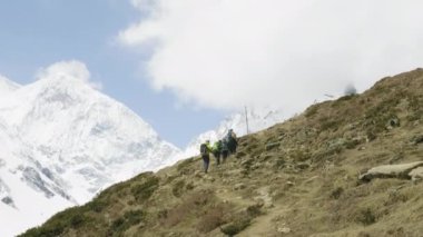 Bir sürü backpackers Nepal trekking Larke geçmektedir. Manaslu alan.