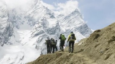 Bir sürü backpackers Nepal trekking Larke geçmektedir. Manaslu alan.