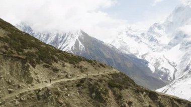 Bir sürü backpackers Nepal trekking Larke geçmektedir. Manaslu alan.
