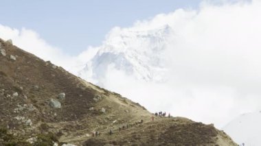 Bir sürü backpackers Nepal trekking Larke geçmektedir. Manaslu alan.