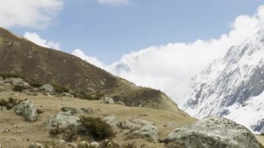 Bir sürü backpackers Nepal trekking Larke geçmektedir. Manaslu alan