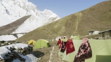 Darmasala çadır kampı Larke geçidinde, 4500m yüksekliği. Manaslu devre trek.