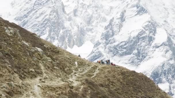 Bir sürü backpackers Nepal trekking Larke geçmektedir. Manaslu alan. — Stok video