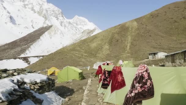 Acampamento de tenda Darmasala em Larke Pass, a 4500m de altitude. Caminhada de circuito de Manaslu . — Vídeo de Stock