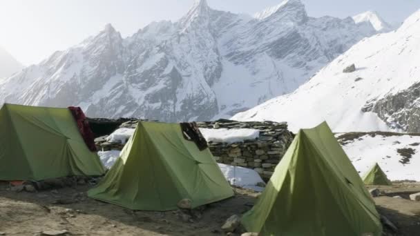 Het tentenkamp van de Darmasala op de Larke Pass, 4500m hoogte. Manaslu circuit trek. — Stockvideo