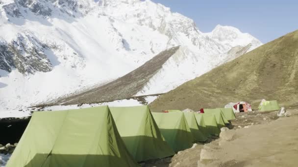 Darmasala Zeltlager auf dem Lerchenpass, 4500m Höhe. Manaslu Circuit Trek. — Stockvideo