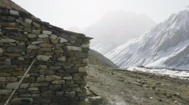 Darmasala çadır kampı Larke geçidinde, 4500m yüksekliği. Manaslu devre trek.