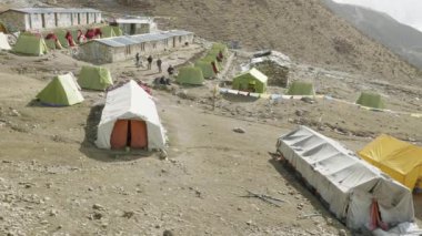 Darmasala çadır kampı Larke geçidinde, 4500m yüksekliği. Manaslu devre trek.