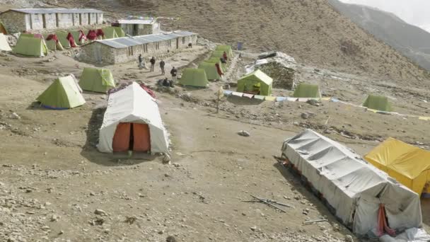 Палаточный лагерь Дармасала на перевале Ларк, 4500 м над уровнем моря. Трасса Манаслу . — стоковое видео