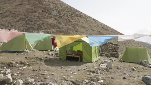 Darmasala tent camp on Larke Pass, 4500m altitude . Manaslu circuit trek. — Stock Video