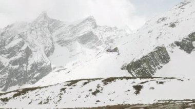 Dağcılar boşaltmaya kurtarma helikopteri gelene.