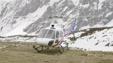 Kurtarma helikopteri dağcılar boşaltmaya hazırlanıyor.