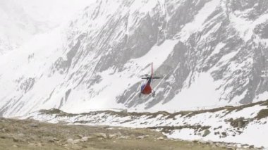 Helikopter dağcılar tahliye sonra uçup kurtarmak.