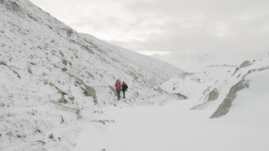 Nepal, 5100m rakımlı Larke geçidinde Backpackers. Manaslu devre trek.