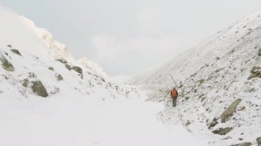 Nepal, 5100m rakımlı Larke geçidinde Backpackers. Manaslu devre trek.