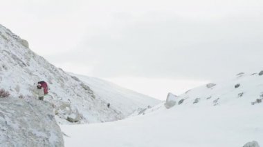 Hamallar Nepal, 5100m rakımlı Larke geçidinde ağır yük ile.