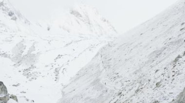 Nepal, 5100m rakımlı Larke geçidinde Backpackers. Manaslu devre trek alan.
