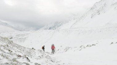 Nepal, 5100m rakımlı Larke geçidinde Backpackers. Manaslu devre trek alan.