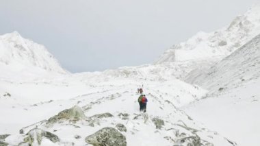 Nepal, 5100m rakımlı Larke geçidinde Backpackers. Manaslu devre trek alan.