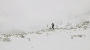 Nepal, 5100m rakımlı Larke geçidinde Backpackers. Manaslu devre trek alan.