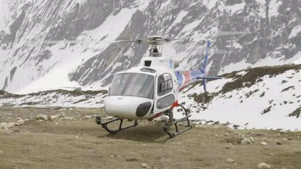 Helicóptero de rescate preparado para evacuar escaladores de montaña . — Vídeo de stock