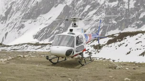 Rescue helicopter preparing to evacuate mountain climbers. — Stock Footage Rescue helicopter preparing to evacuate mountain climbers. Royalty Free Stock Footage