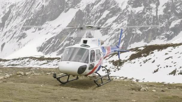 Helicóptero de resgate se preparando para evacuar alpinistas . — Vídeo de Stock