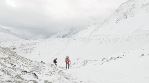 Туристи на Larke прохід в Непалі, 5100 м висоти. Схема Манаслу trek області. — стокове відео