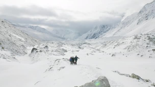 Rucksacktouristen auf dem Lerchenpass in Nepal, 5100m Höhe. Wandergebiet Manaslu Circuit. — Stockvideo