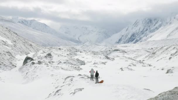 Backpackers on Larke Pass in Nepal, 5100m altitude. Manaslu circuit trek area. — Stock Video