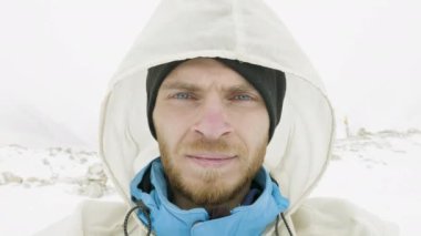 Adam Nepal dağlarda. Manaslu devre trek, Larke geçmek, 5100m yüksekliği.