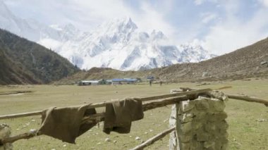 Nepal Köyü Bimthand dağlar arasında. Manaslu devre trek.