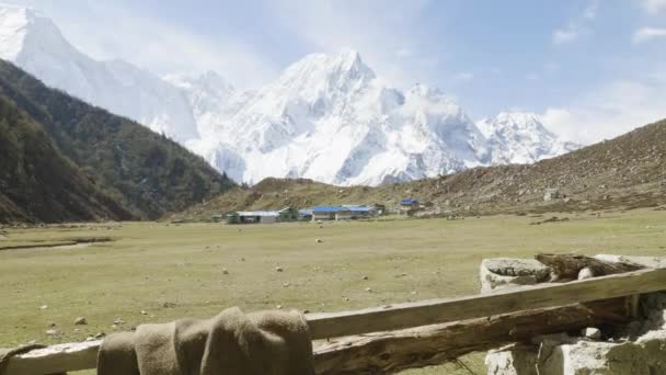 Nepalese village Bimthand among the mountains. Manaslu circuit trek. — Stock Video