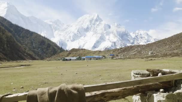 Nepálská vesnice Bimthand mezi horami. Manaslu trek okruh. — Stock video