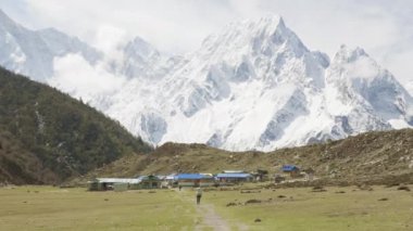 Nepal Köyü Bimthand dağlar arasında. Manaslu devre trek.