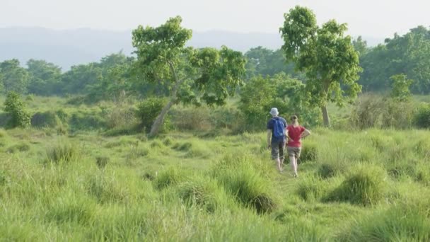 Paar wandelen in regenwoud park in Chitwan, Nepal. — Stockvideo