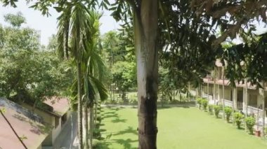 Asya otelin yeşil avlusunda. Köyde Chitwan Milli Parkı, Nepal.