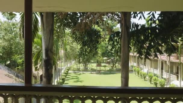 Pátio verde do hotel na Ásia. Vila no parque nacional de Chitwan, Nepal . — Vídeo de Stock