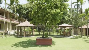 Asya otelin yeşil avlusunda. Köyde Chitwan Milli Parkı, Nepal.