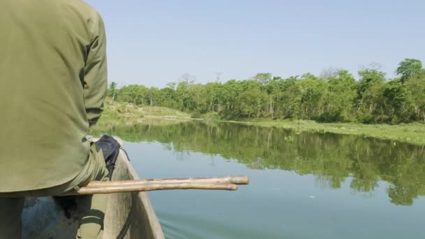 Canotaje en el río de la selva tropical en el parque nacional Chitwan, Nepal . — Vídeos de Stock