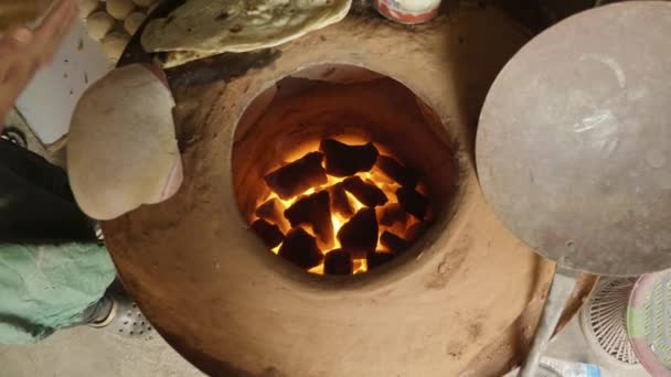 Baker Výrobu Tureckého Pita Chléb Tandooru Hliněné Peci Proces Pečení — Stock video