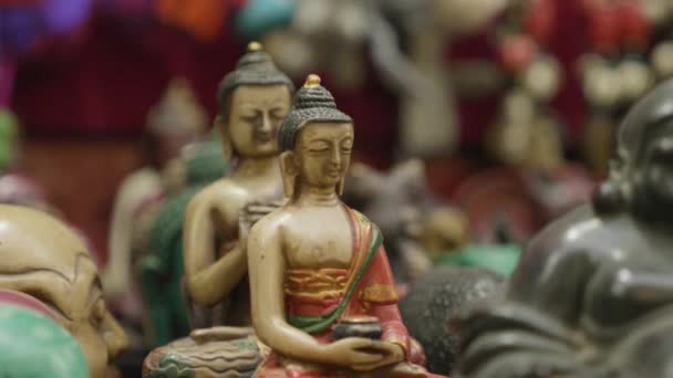 Colorful tradition wooden handicrafts on sale at shop in Kathmandu, Nepal. — Stock Video